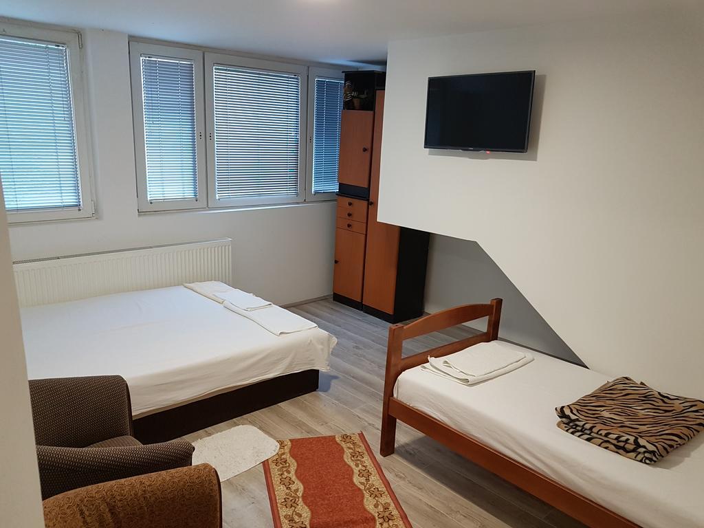 Lira Inn Ni Exteriér fotografie